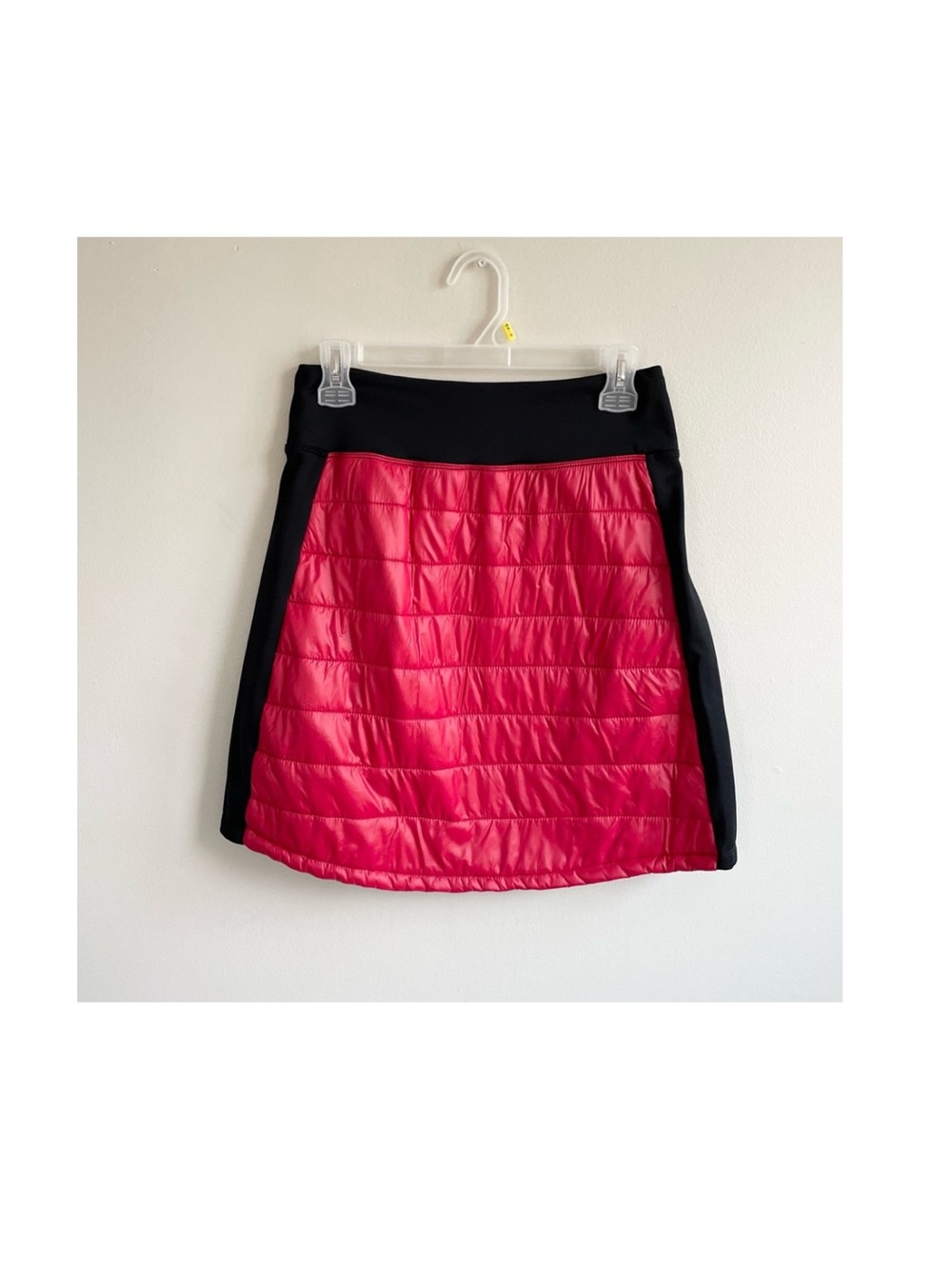 ANIVIVO RED PUFFER SKIRT ZIP POCKETS BLACK TRIM ADJUSTABLE WAIST SPORTS WEAR